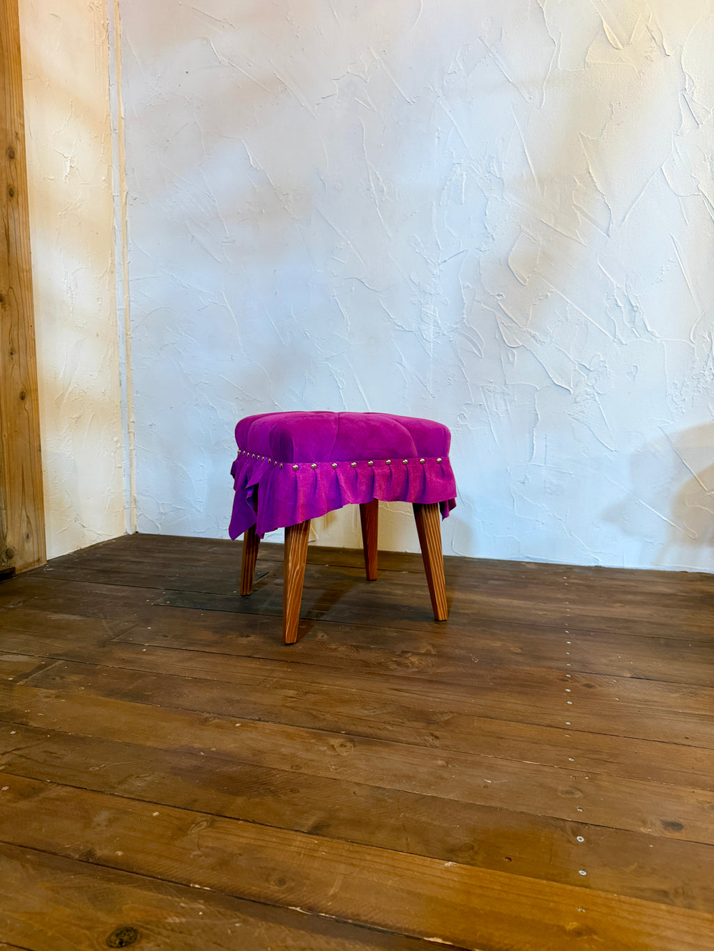 美しいドレスのように佇む「Swell Stool」〜気品あふれる紫紺の豚革〜