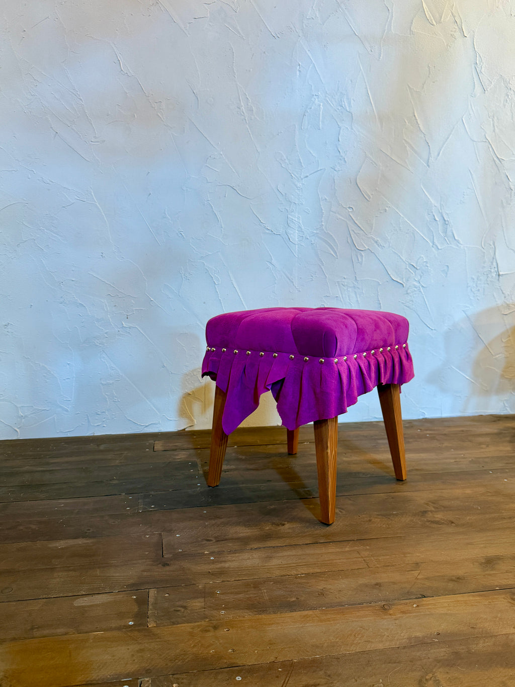 美しいドレスのように佇む「Swell Stool」〜気品あふれる紫紺の豚革〜