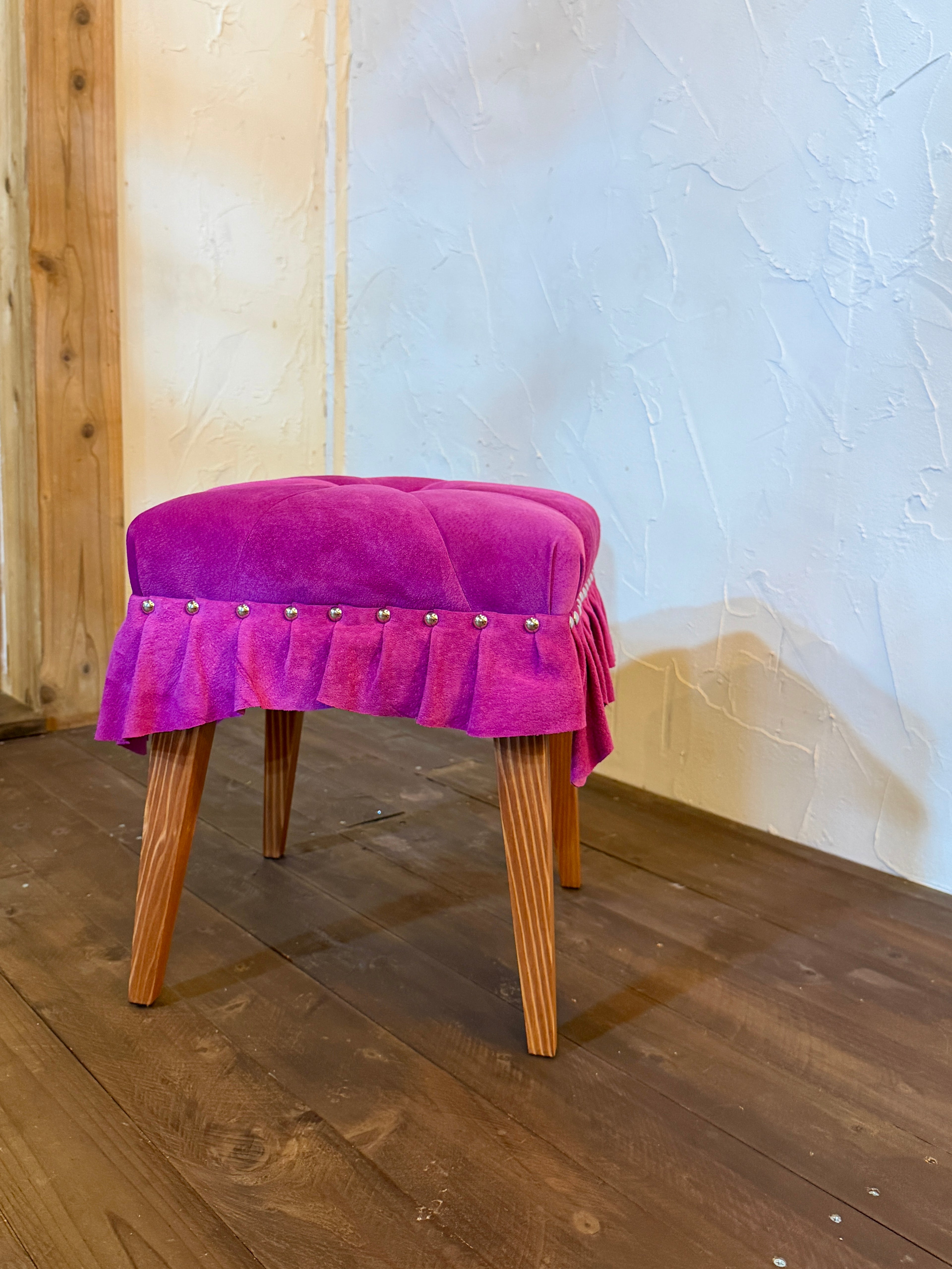 美しいドレスのように佇む「Swell Stool」〜気品あふれる紫紺の豚革〜