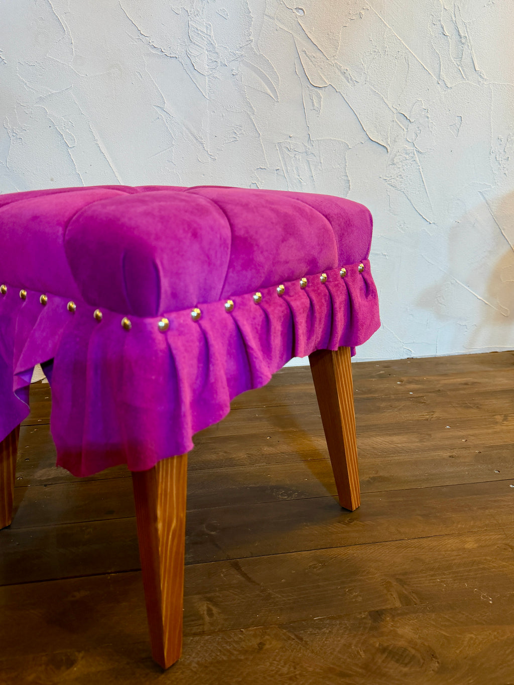 美しいドレスのように佇む「Swell Stool」〜気品あふれる紫紺の豚革〜