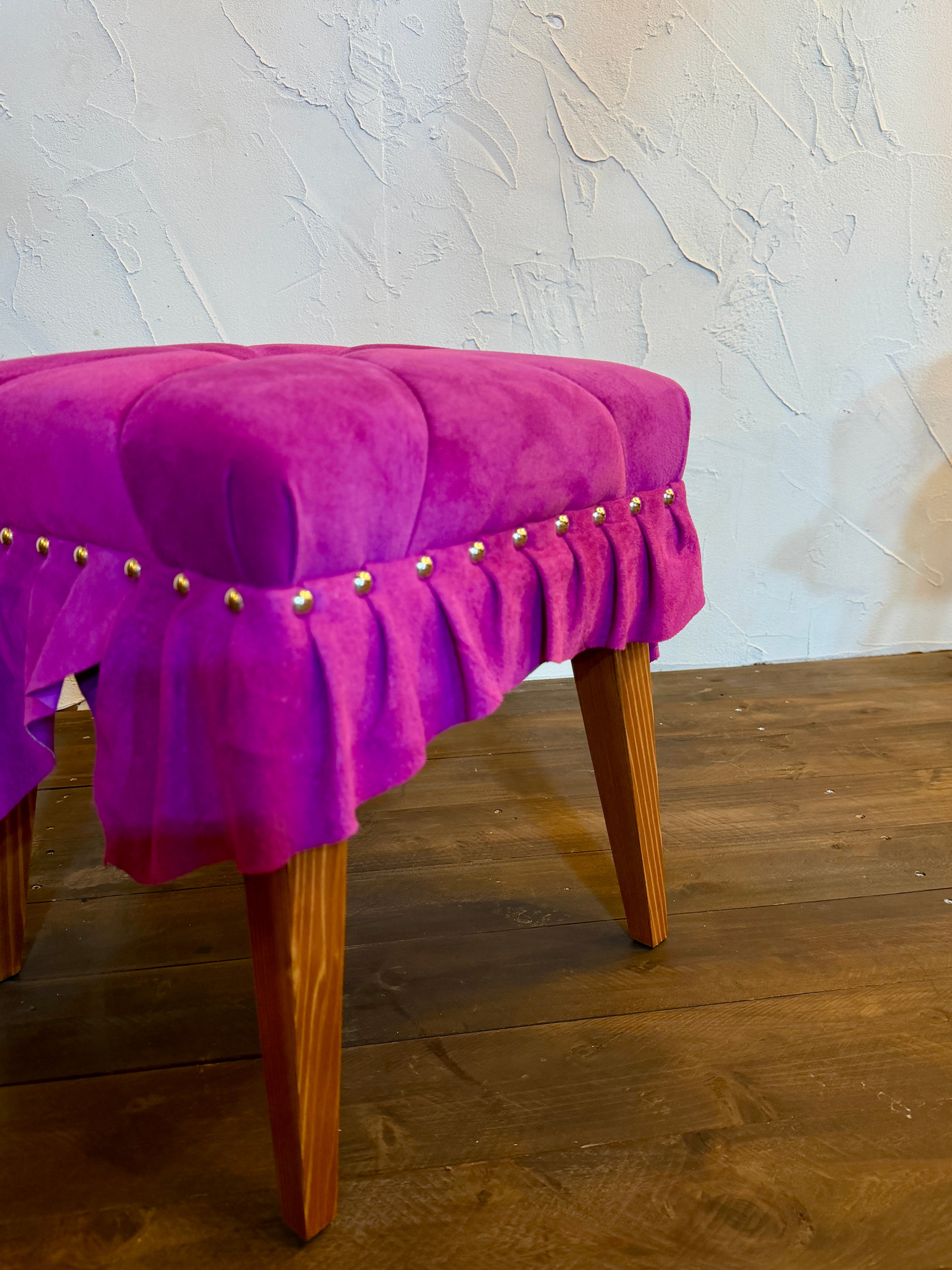 美しいドレスのように佇む「Swell Stool」〜気品あふれる紫紺の豚革〜