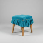 美しいドレスのように佇む「Swell Stool」〜澄み渡る空色の豚革〜