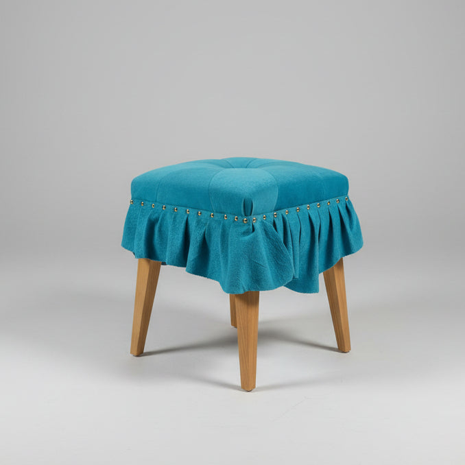 美しいドレスのように佇む「Swell Stool」〜澄み渡る空色の豚革〜